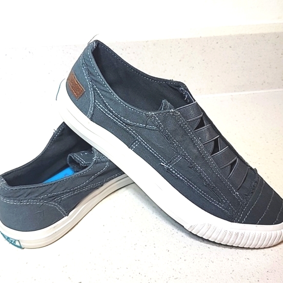 Blowfish Malibu Women' Sneakers. Size 9 Slip-on - Picture 3 of 11